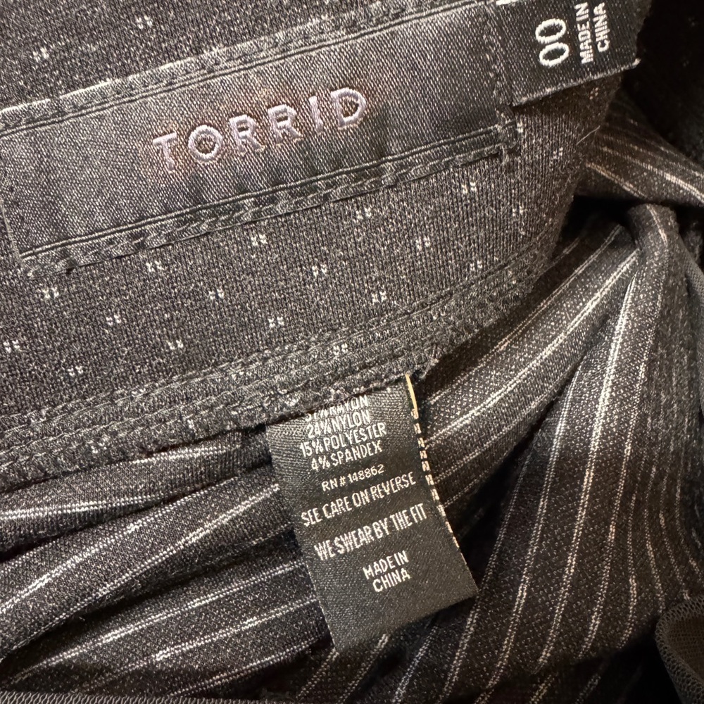 Torrid Crop Slim Fix Pixie Pant Dot Print 00 10 M… - image 7